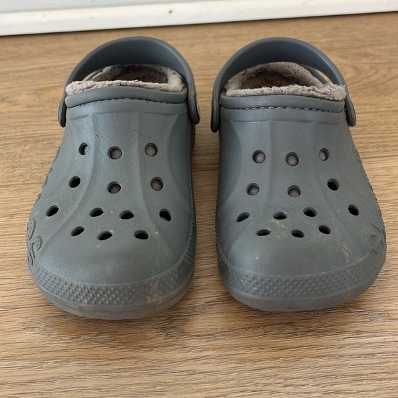 Crocs fuzzy interior. Grey. Size 1 kids - Picture 6 of 6
